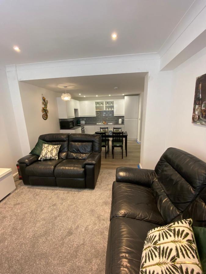 Modern 2 Bedroom Apartment, With Car Parking. Bitton Extérieur photo